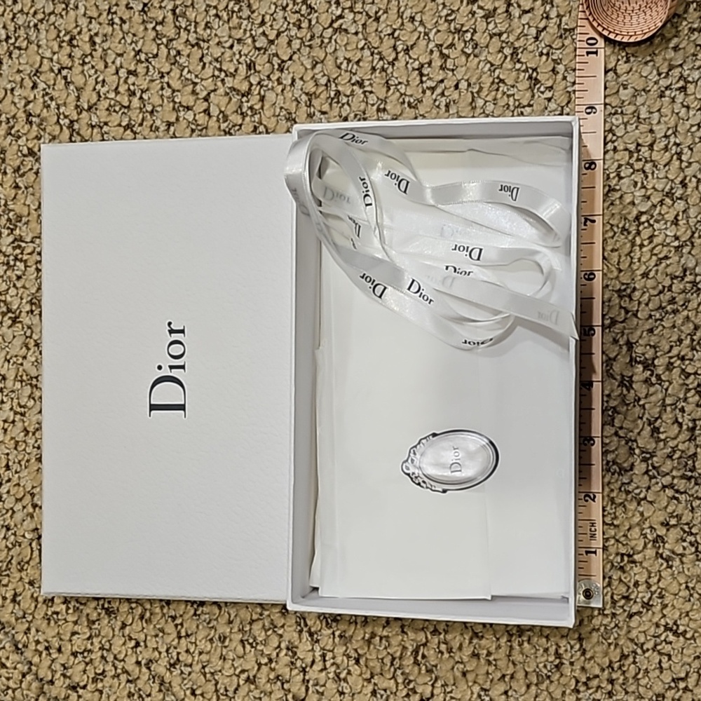 Dior box and ribbon